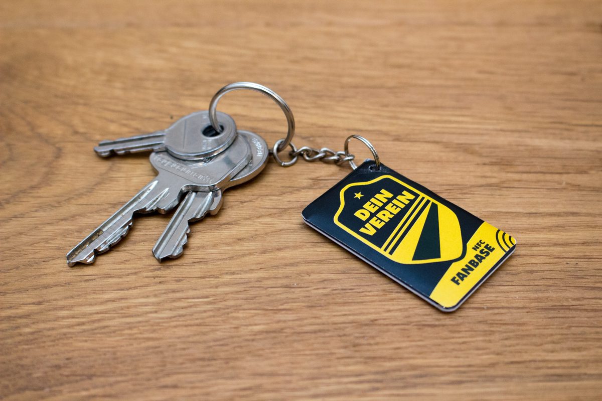 FanTAG Schlüsselbund auf Holztisch
