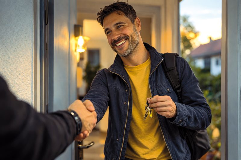 Glückliche Schlüsselübergabe zwischen Finder und Besitzer